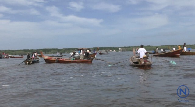 สนธิกำลังรื้อถอนโพงพาง
กลุ่มชาวบ้านขับเรือนำ"คนชรา-เด็ก"ขวาง
จนท.ต้องล้มเลิกภารกิจ
