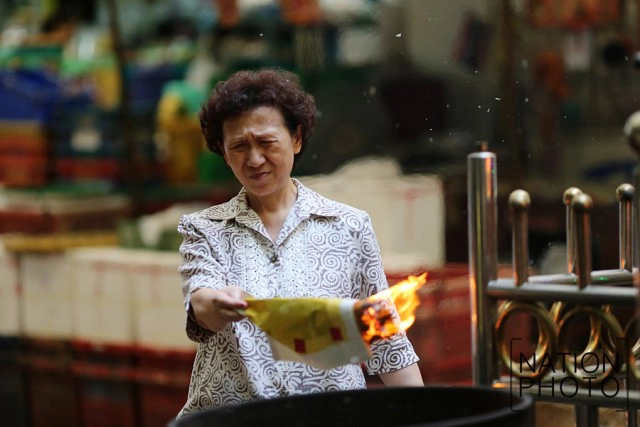 ชาวไทยเชื้อสายจีนไหว้องค์สมเด็จเจ้าพ่อปากคลองตลาด