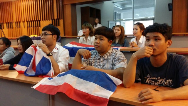 เพื่อนๆ ม.มหาสารคาม
เกาะขอบจอเชียร์ "น้ำตาล"
ลุ้นขอให้คว้ามงกุฎมิสยูนิเวิร์ส