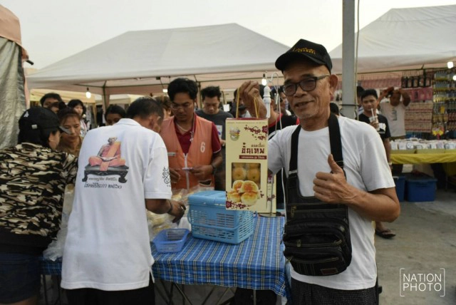 "เทพ โพธิ์งาม"  ขนขนมเปี๊ยะ "ขั้นเทพ" มาขายที่พัทยา ช่วยน้ำท่วมใต้ และหมา-แมวจรจัด