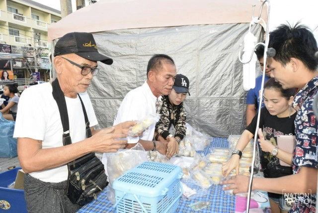 "เทพ โพธิ์งาม"  ขนขนมเปี๊ยะ "ขั้นเทพ" มาขายที่พัทยา ช่วยน้ำท่วมใต้ และหมา-แมวจรจัด