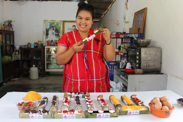 สาวกระเหรี่ยงปิ๊งไอเดีย!
ทำ"ขนมเค้กในกระบอกไม้ไผ่เพื่อเพิ่มมูลค่า