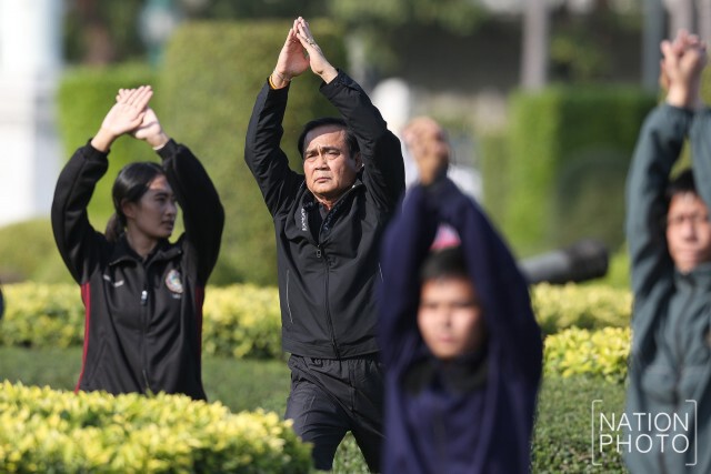 "นายก" ร่วมเตะตระกร้อวงกับคณะทำงาน วันออกกำลังกายประจำสัปดาห์