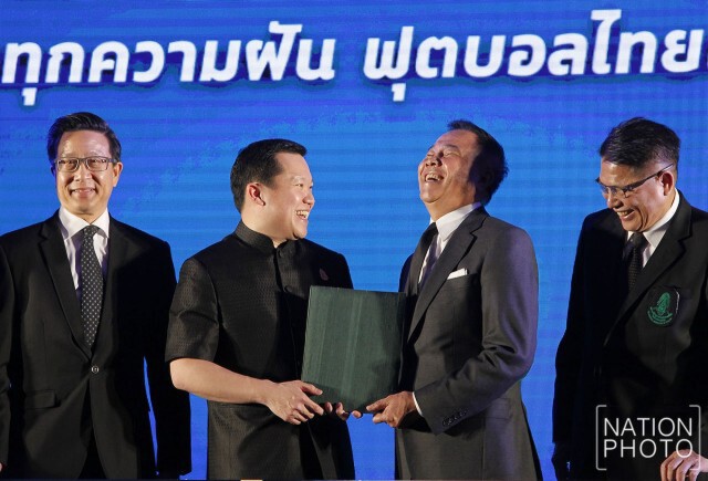 "ช้าง" เซ็น 10 ปี สนับสนุน ส.บอล 1 พันล้าน
