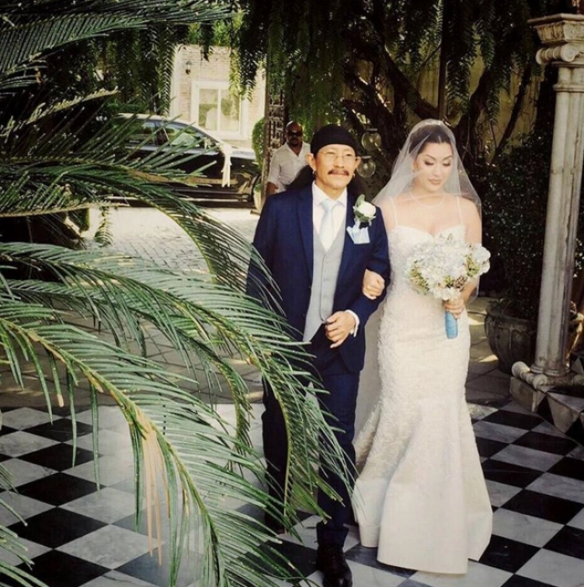 ลูกสาวแอ๊ด คาราบาว 
จูงมือแฟนหนุ่มสู่ประตูวิวาห์