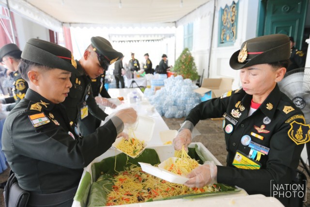 สมเด็จพระเจ้าอยู่หัว พระราชทานอาหารและน้ำดื่มแก่ปชช.ที่ไปกราบพระบรมศพฯ