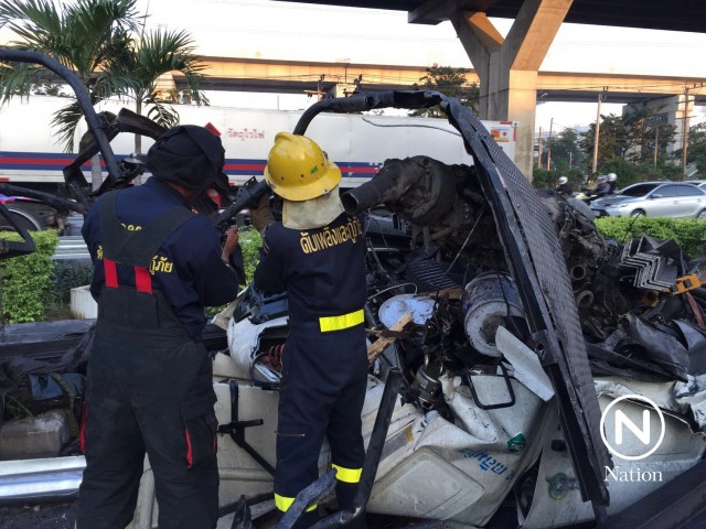 พ่วง 18 ล้อเสียหลักพลิกคว่ำ ชนเกาะกลางเละ คนขับดับ วิภาวดีติดหนึบ