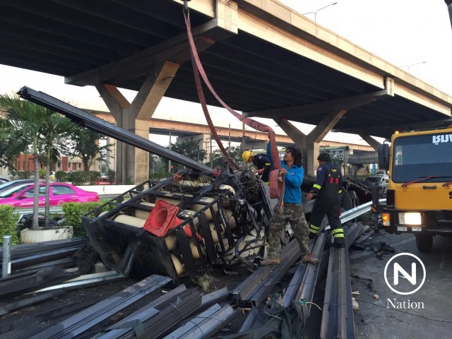 พ่วง 18 ล้อเสียหลักพลิกคว่ำ ชนเกาะกลางเละ คนขับดับ วิภาวดีติดหนึบ