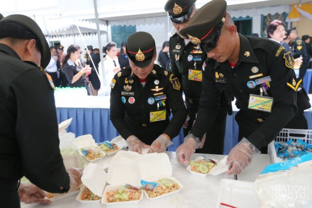 สมเด็จพระเจ้าอยู่หัว พระราชทานอาหารและน้ำดื่มแก่ปชช.ที่ไปกราบพระบรมศพฯ