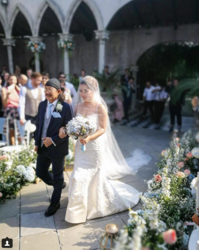 ลูกสาวแอ๊ด คาราบาว 
จูงมือแฟนหนุ่มสู่ประตูวิวาห์