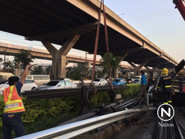 พ่วง 18 ล้อเสียหลักพลิกคว่ำ ชนเกาะกลางเละ คนขับดับ วิภาวดีติดหนึบ