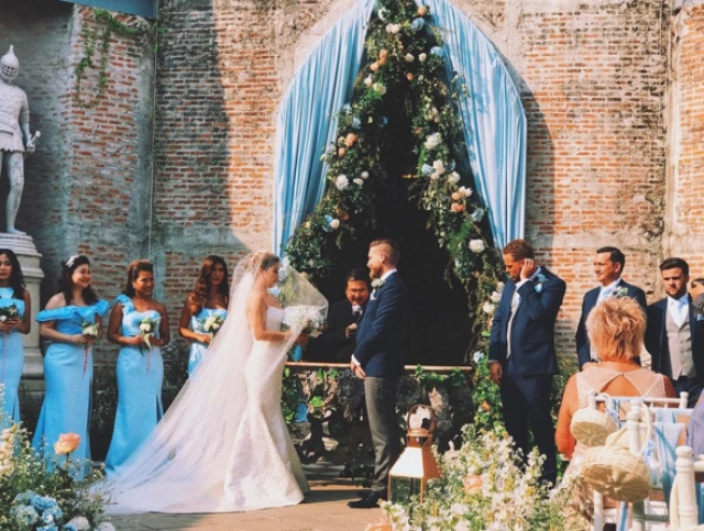 ลูกสาวแอ๊ด คาราบาว 
จูงมือแฟนหนุ่มสู่ประตูวิวาห์