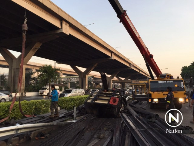 พ่วง 18 ล้อเสียหลักพลิกคว่ำ ชนเกาะกลางเละ คนขับดับ วิภาวดีติดหนึบ