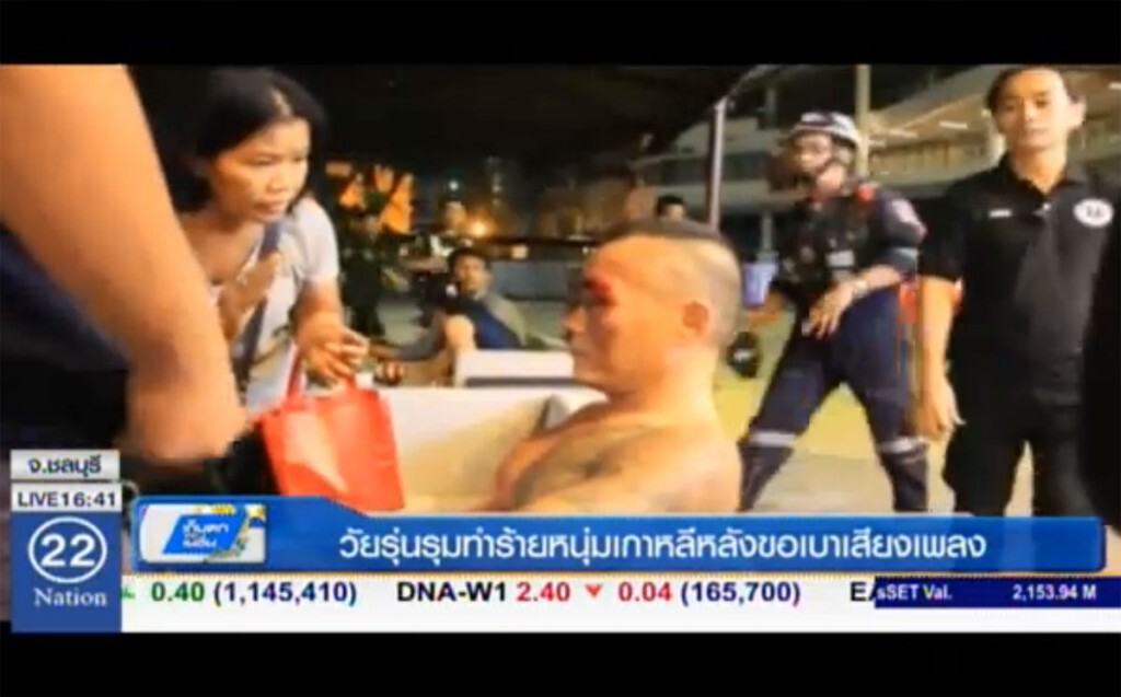 วัยรุ่นรุมทำร้ายหนุ่มเกาหลี หลังขอเบาเสียงเพลง วัยรุ่นรุมทำร้ายหนุ่มเกาหลี หลังขอเบาเสียงเพลง