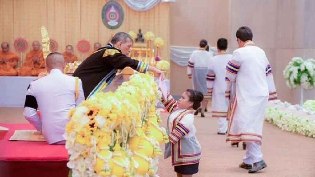สมเด็จพระเจ้าอยู่หัว ทรงน้อมพระองค์พระราชทานปริญญาบัตรบัณฑิตร่างเล็ก สมเด็จพระเจ้าอยู่หัว ทรงน้อมพระองค์พระราชทานปริญญาบัตรบัณฑิตร่างเล็ก
