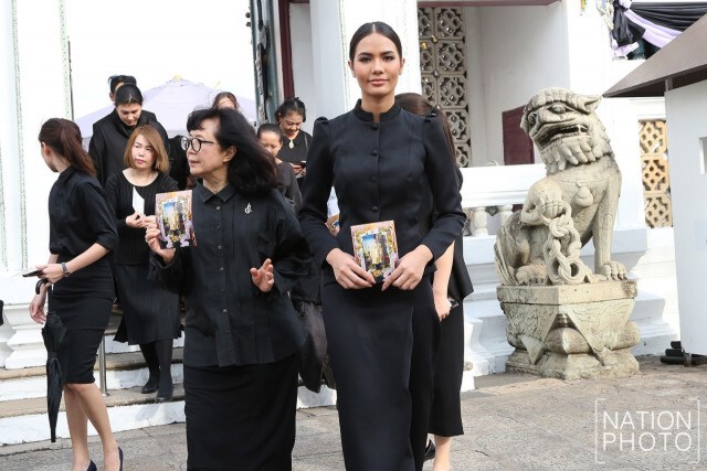 "น้ำตาล ชลิตา" ต่อคิวเข้ากราบสักการะพระบรมศพ