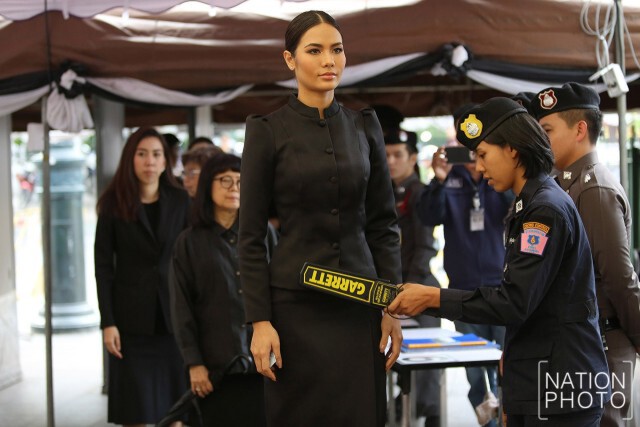 "น้ำตาล ชลิตา" ต่อคิวเข้ากราบสักการะพระบรมศพ