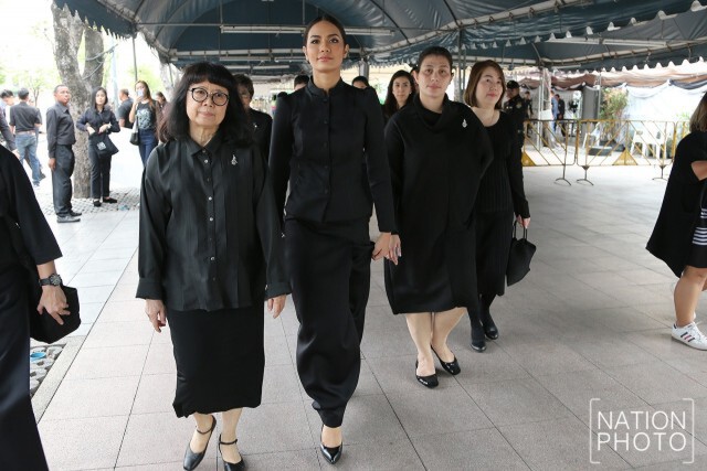 "น้ำตาล ชลิตา" ต่อคิวเข้ากราบสักการะพระบรมศพ