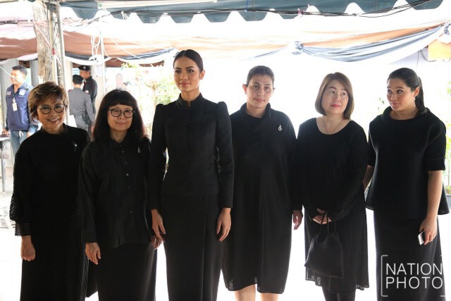 "น้ำตาล ชลิตา" ต่อคิวเข้ากราบสักการะพระบรมศพ