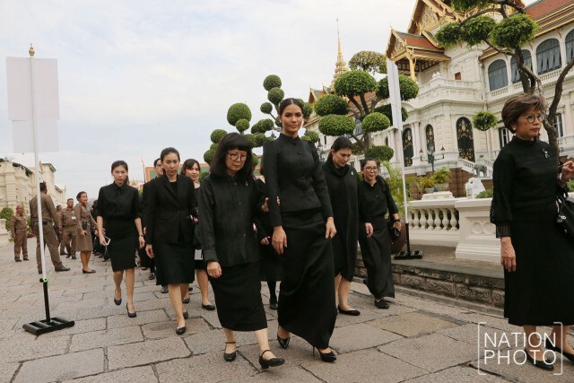 "น้ำตาล ชลิตา" ต่อคิวเข้ากราบสักการะพระบรมศพ