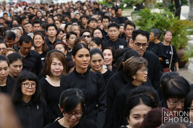 "น้ำตาล ชลิตา" ต่อคิวเข้ากราบสักการะพระบรมศพ