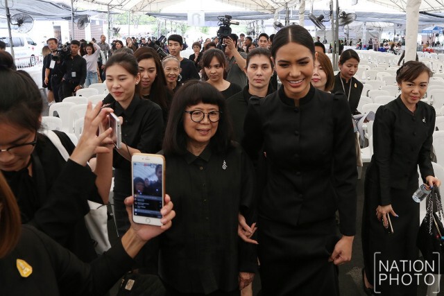 "น้ำตาล ชลิตา" ต่อคิวเข้ากราบสักการะพระบรมศพ
