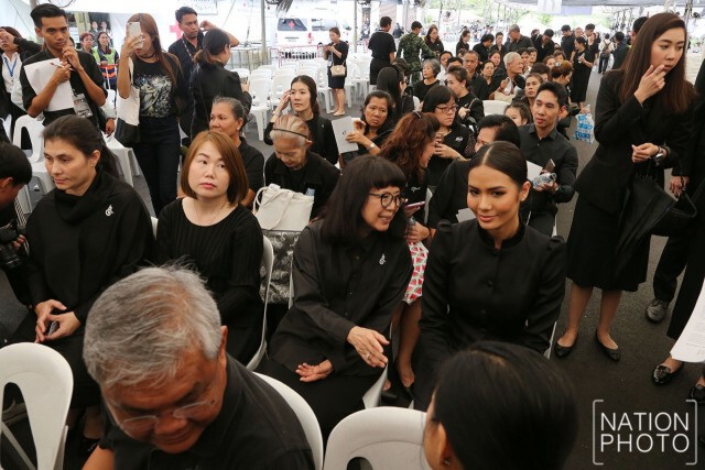 "น้ำตาล ชลิตา" ต่อคิวเข้ากราบสักการะพระบรมศพ