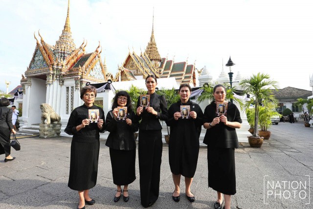 "น้ำตาล ชลิตา" ต่อคิวเข้ากราบสักการะพระบรมศพ