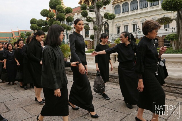 "น้ำตาล ชลิตา" ต่อคิวเข้ากราบสักการะพระบรมศพ
