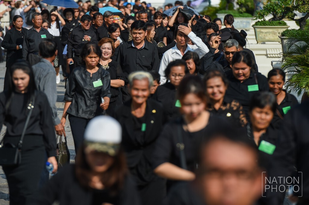 ปชช.ทั่วสารทิศเดินทางเข้าสักการะพระบรมศพฯ อย่างต่อเนื่อง ปชช.ทั่วสารทิศเดินทางเข้าสักการะพระบรมศพฯ อย่างต่อเนื่อง