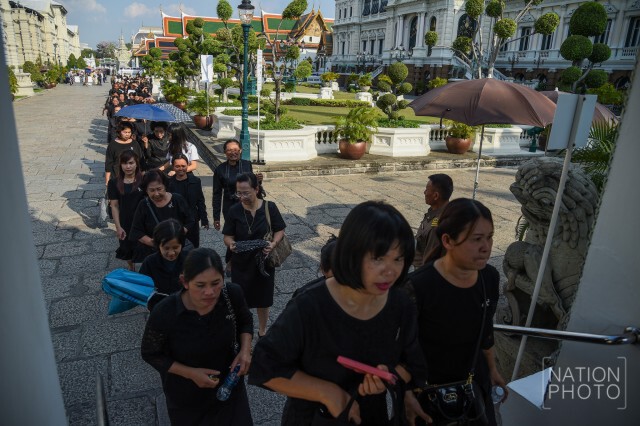 ปชช.ทั่วสารทิศเดินทางเข้าสักการะพระบรมศพฯ อย่างต่อเนื่อง