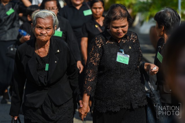 ปชช.ทั่วสารทิศเดินทางเข้าสักการะพระบรมศพฯ อย่างต่อเนื่อง