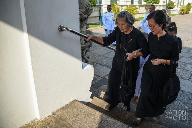 ปชช.ทั่วสารทิศเดินทางเข้าสักการะพระบรมศพฯ อย่างต่อเนื่อง