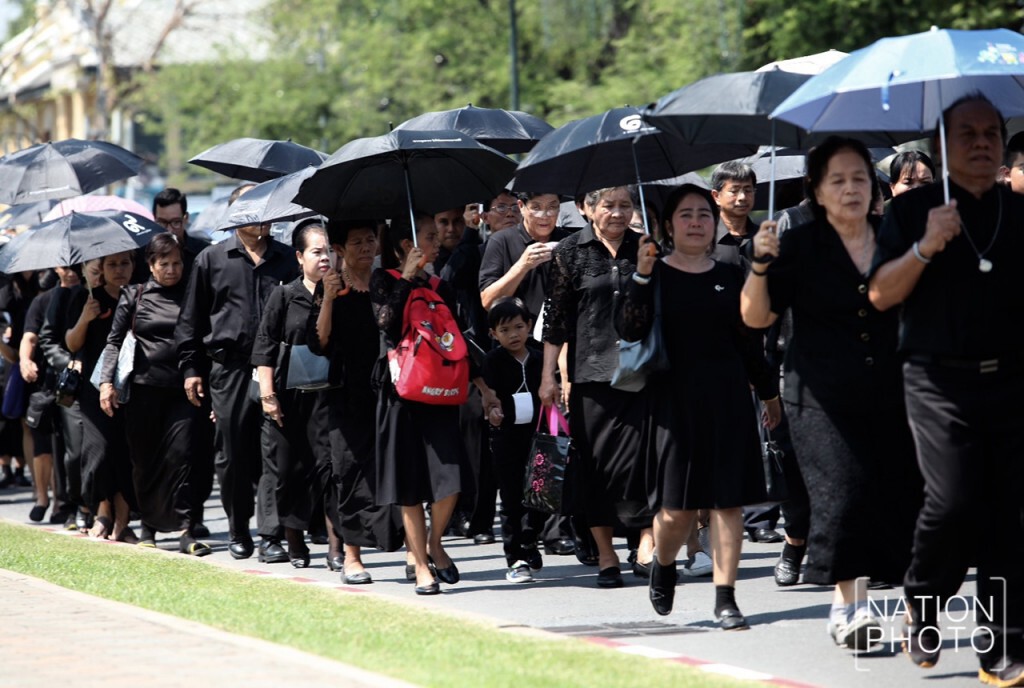 ถึงแม้อากาศร้อน พสกนิกรยังคงเดินทางมาสักการะพระบรมศพ ถึงแม้อากาศร้อน พสกนิกรยังคงเดินทางมาสักการะพระบรมศพ