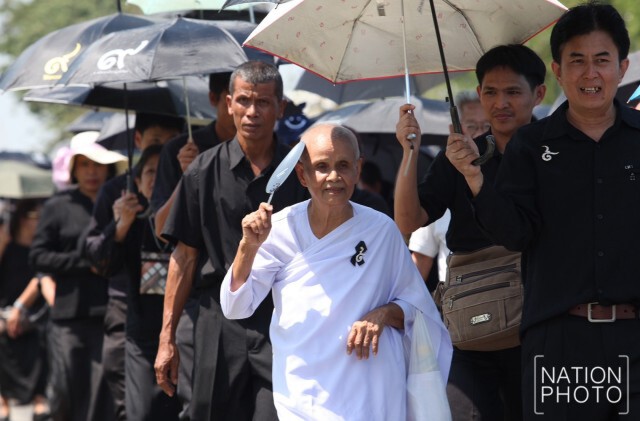 ถึงแม้อากาศร้อน พสกนิกรยังคงเดินทางมาสักการะพระบรมศพ