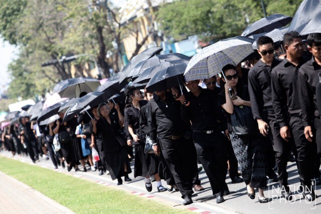 ถึงแม้อากาศร้อน พสกนิกรยังคงเดินทางมาสักการะพระบรมศพ