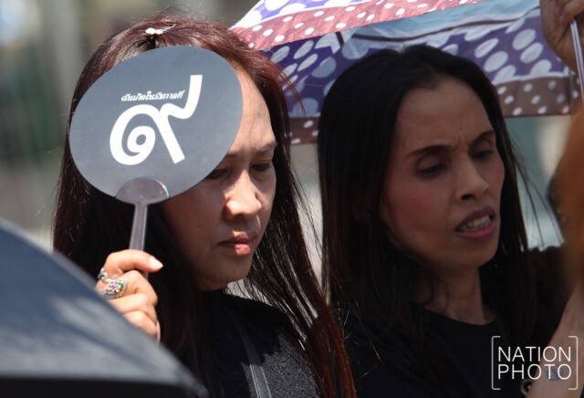 ถึงแม้อากาศร้อน พสกนิกรยังคงเดินทางมาสักการะพระบรมศพ