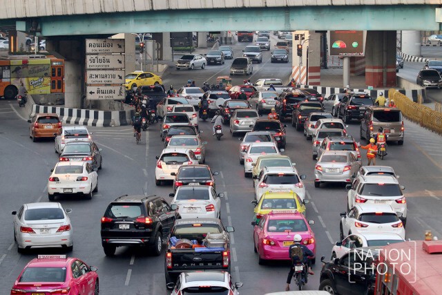 ห้าแยกลาดพร้าวหนึบ! เช้า 6 ก.พ. 60