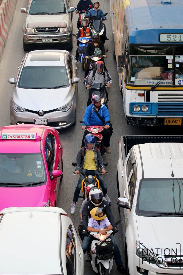 ห้าแยกลาดพร้าวหนึบ! เช้า 6 ก.พ. 60
