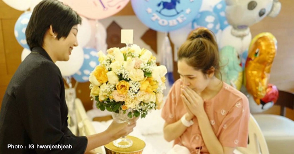 "ชมพู่ อารยา" สุดปลื้มปิติ
"พระองค์โสม"ประทานแจกันดอกไม้เยี่ยม