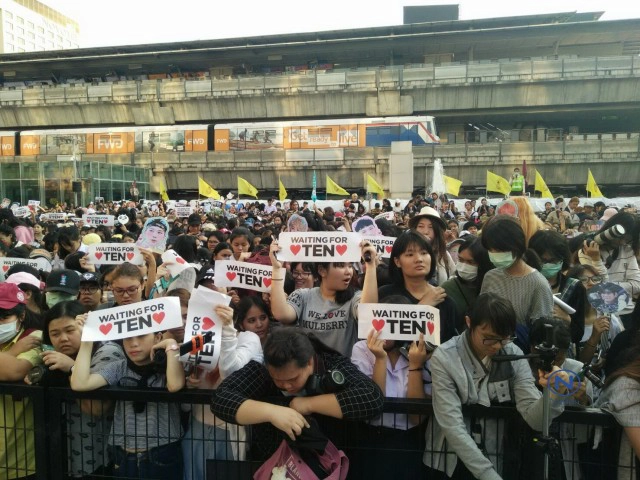 แฟนคลับ แห่รับ "NCT"
บอยแบนด์เกาหลีแน่นสยามพารากอน