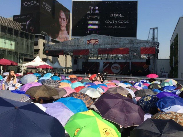 แฟนคลับ แห่รับ "NCT"
บอยแบนด์เกาหลีแน่นสยามพารากอน