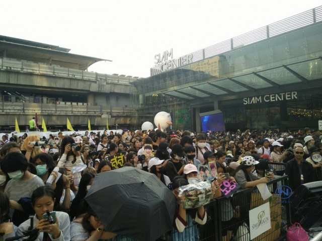 แฟนคลับ แห่รับ "NCT"
บอยแบนด์เกาหลีแน่นสยามพารากอน