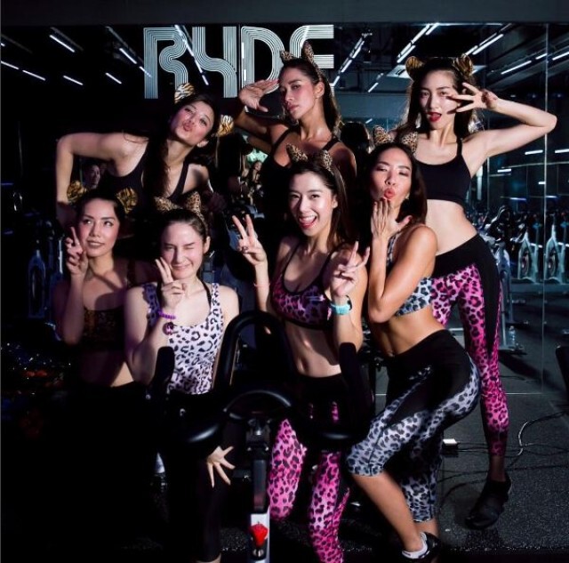 WOW สาว สวย สุดสตรอง!
ที่ "RYDE" ฟิตเนส  เอมมี่ - มรกต 
น่าไป..สตรอง.. ม๊าก..ก..ก