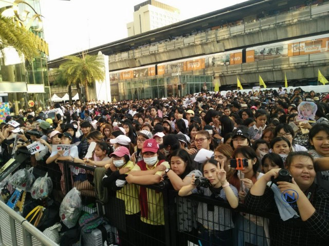 แฟนคลับ แห่รับ "NCT"
บอยแบนด์เกาหลีแน่นสยามพารากอน