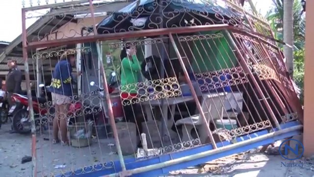 หนุ่มค้ายาเจอด่าน ซิ่งเก๋งหนีเสียหลัก
พุ่งชนรั้วบ้านชาวบ้าน เจ็บ 2 ราย