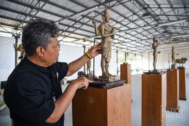 จนท.ปั้นเทวดาองค์จำลอง ใช้เป็นแบบสร้างเทวดาประกอบพระเมรุมาศฯ
