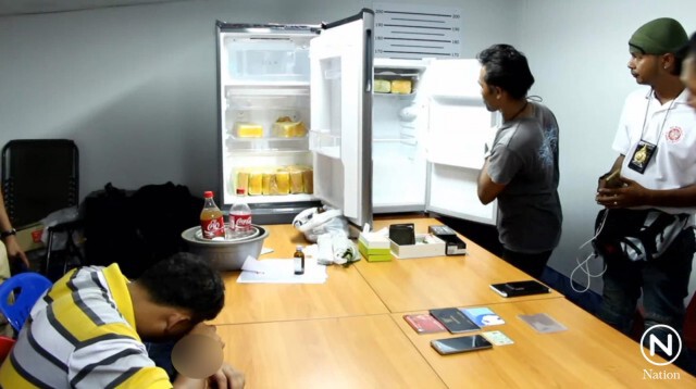 ตร.ปิดล้อมตรวจค้นบ้านจ.ตรัง อึ้ง!พบยาบ้าซุกตู้เย็นกว่าแสนเม็ด