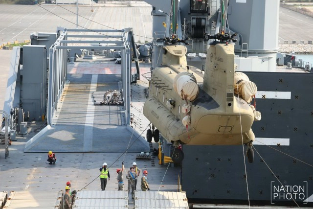 เฮลิคอปเตอร์-ยุทโธปกรณ์ สหรัฐฯ ขึ้นฝั่งท่าเรือแหลมฉบัง
เตรียมใช้ฝึกคอบร้าโกลด์ 2017