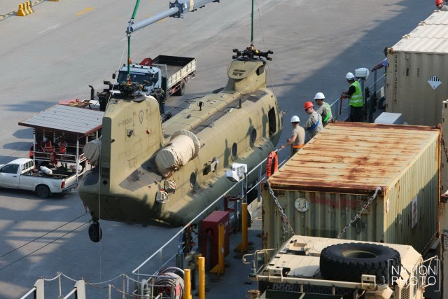 เฮลิคอปเตอร์-ยุทโธปกรณ์ สหรัฐฯ ขึ้นฝั่งท่าเรือแหลมฉบัง
เตรียมใช้ฝึกคอบร้าโกลด์ 2017